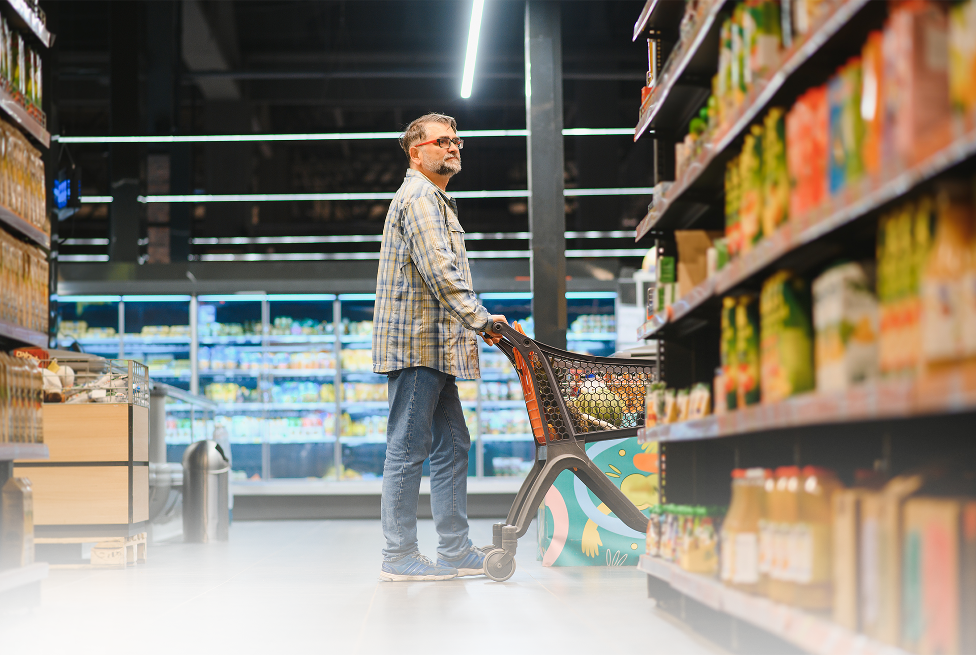 Hombre mayor en supermercado - Servicios de investigación de mercados RetailBeat